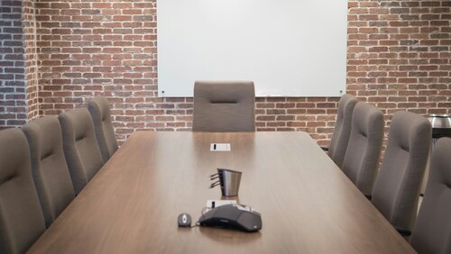 Large Conference Tables: Enhancing the Aesthetics of Your Meeting Space